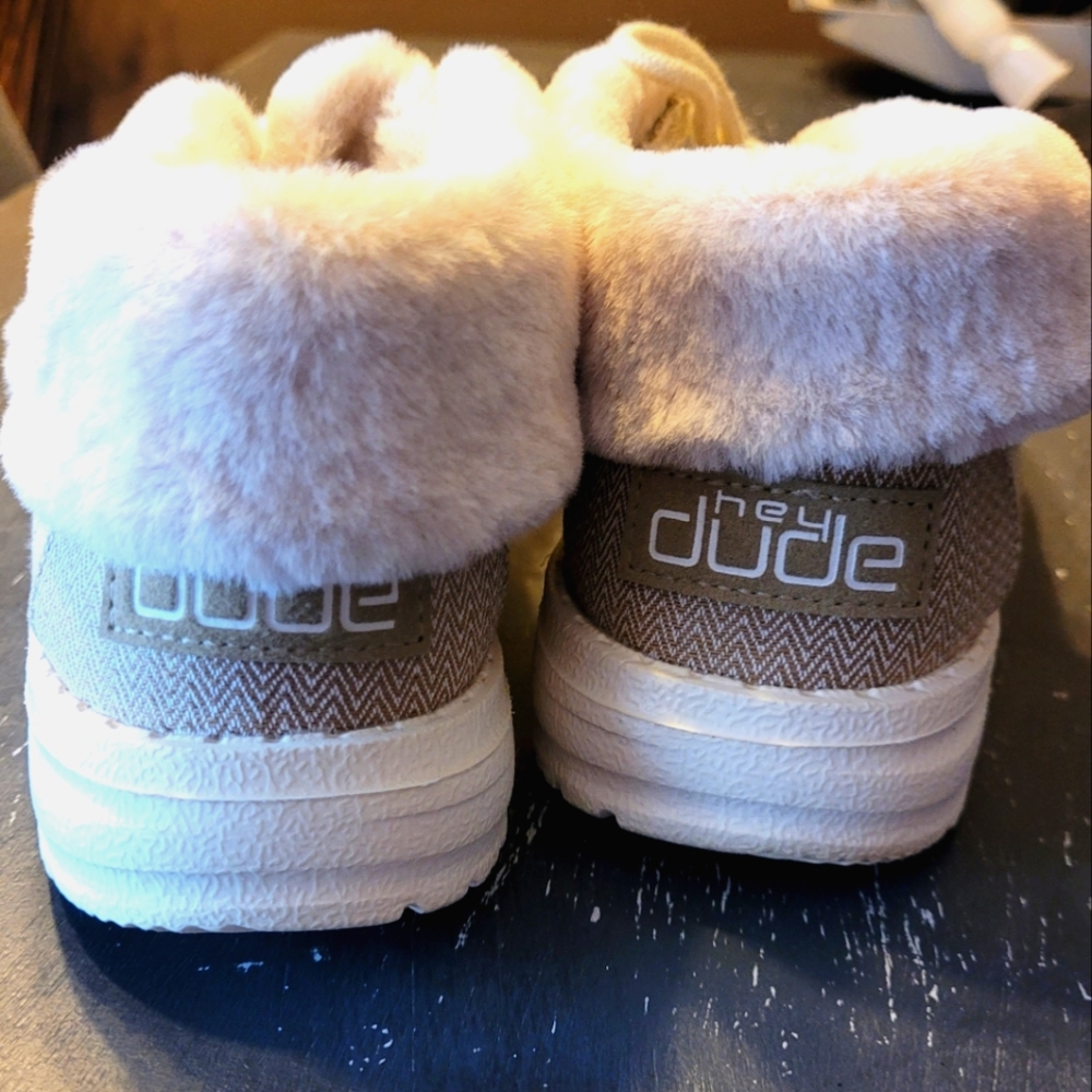 Womens Hey dudes size 6